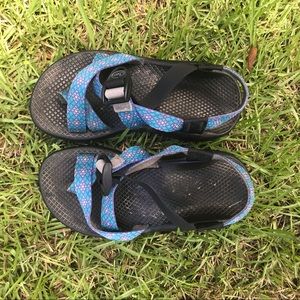 Women’s Chacos Wide Size 5 Shoes- Z/2